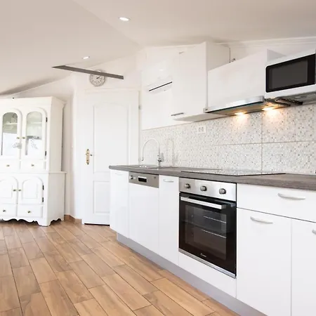 In With Sea View, Balcony, Air Conditioning, Wifi 5025-2 Apartment